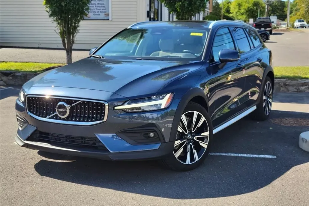 2024 Volvo V60 Cross Country B5 Ultimate photo 1
