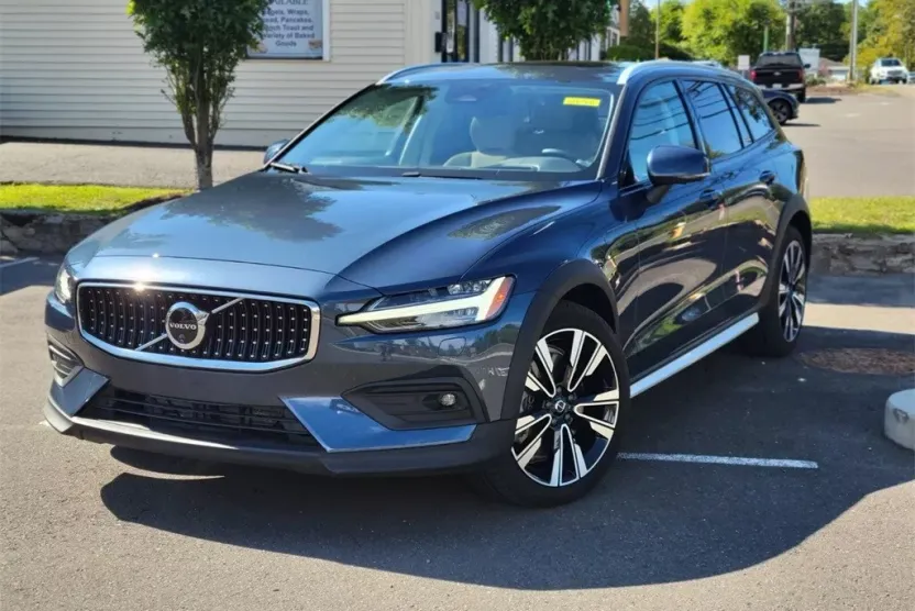 2024 Volvo V60 Cross Country B5 Ultimate photo 1
