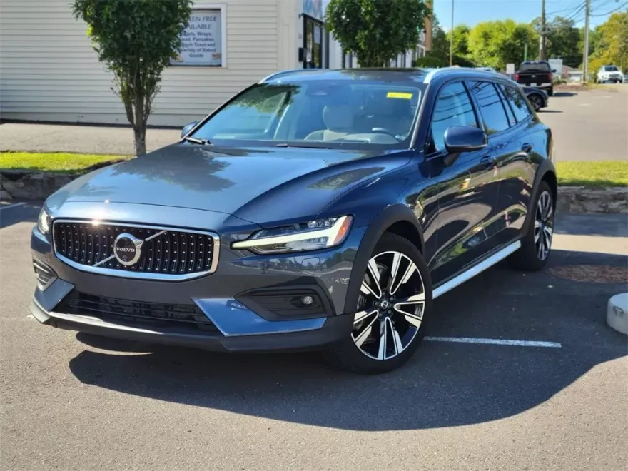 2024 Volvo V60 Cross Country B5 Ultimate photo 1