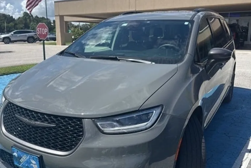 2023 Chrysler Pacifica Touring L photo 1