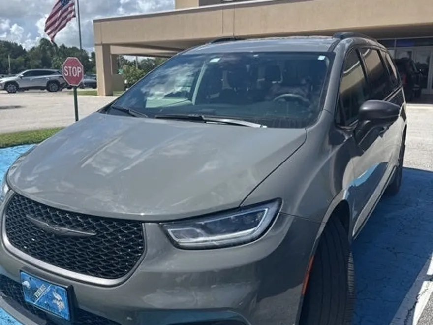 2023 Chrysler Pacifica Touring L photo 1