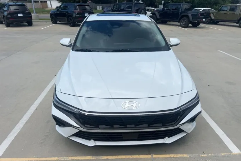 2025 Hyundai Elantra SEL Convenience photo 1
