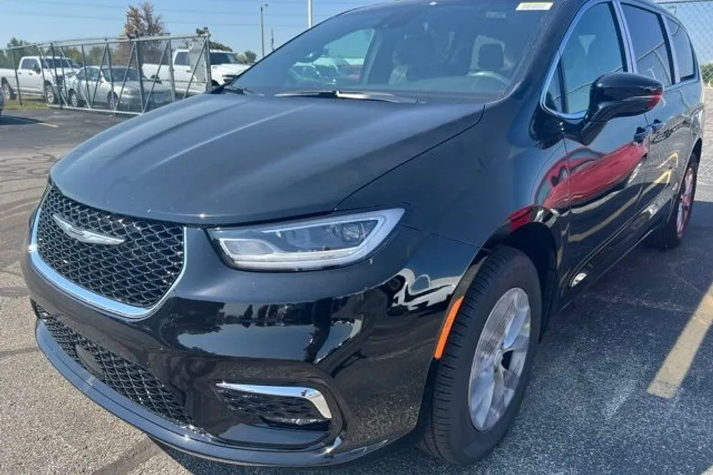 2026 Chrysler Pacifica photo 1