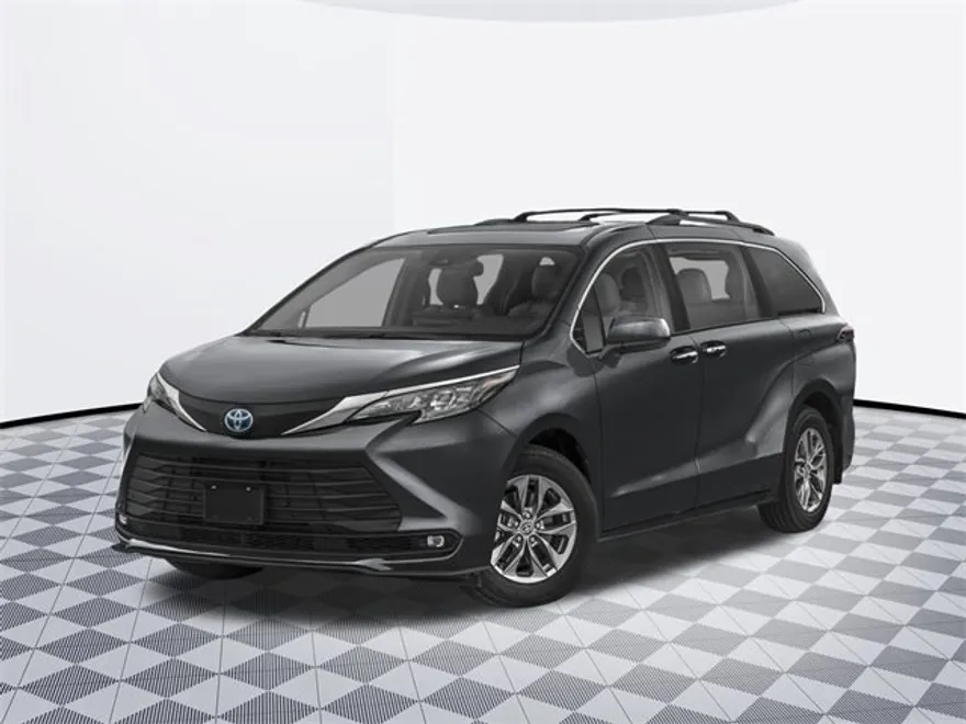 2025 Toyota Sienna XLE photo 1