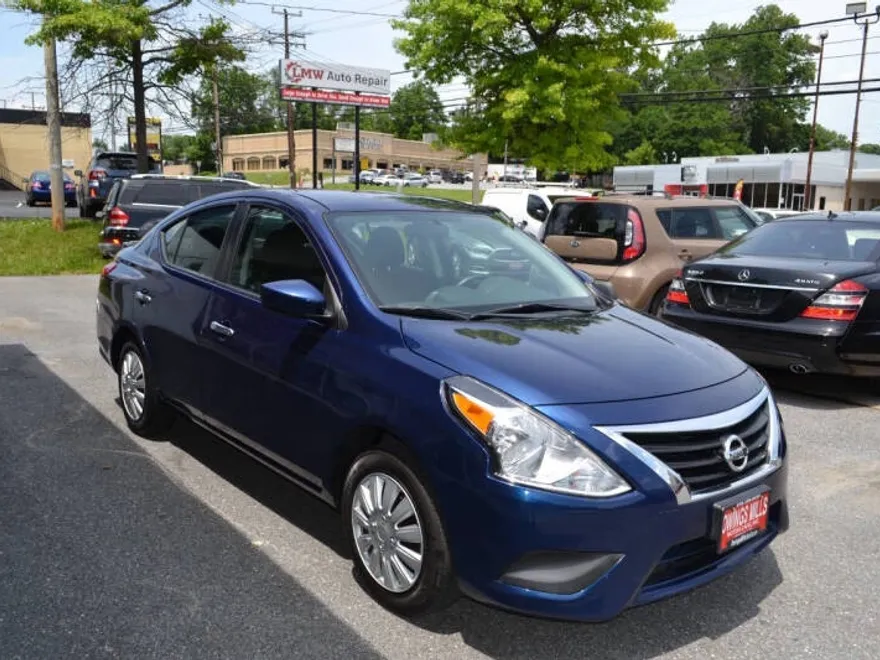 2019 Nissan Versa SV photo 1