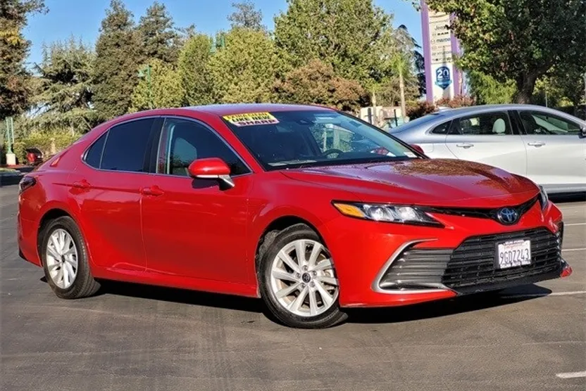 2023 Toyota Camry LE photo 1