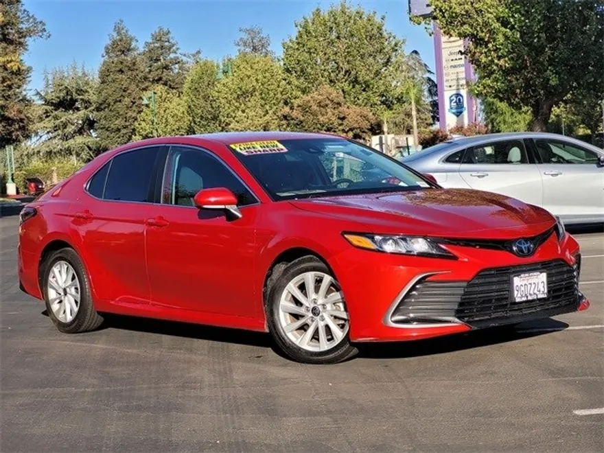 2023 Toyota Camry LE photo 1