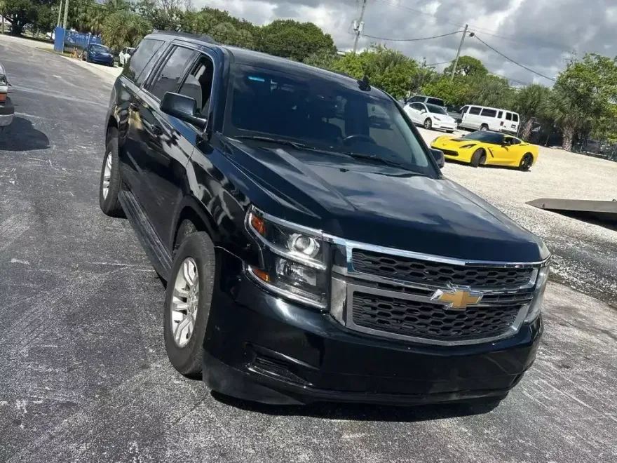 2019 Chevrolet Suburban LT photo 1