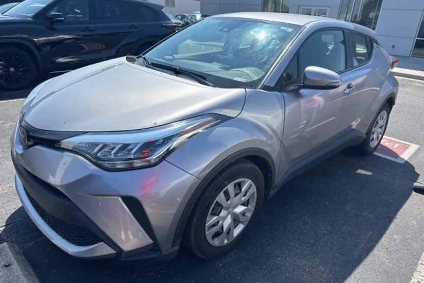 2020 Toyota C-HR LE photo 1
