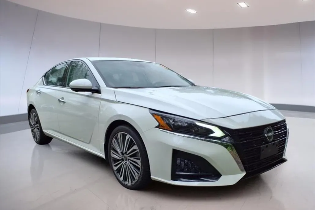 2023 Nissan Altima SL photo 1