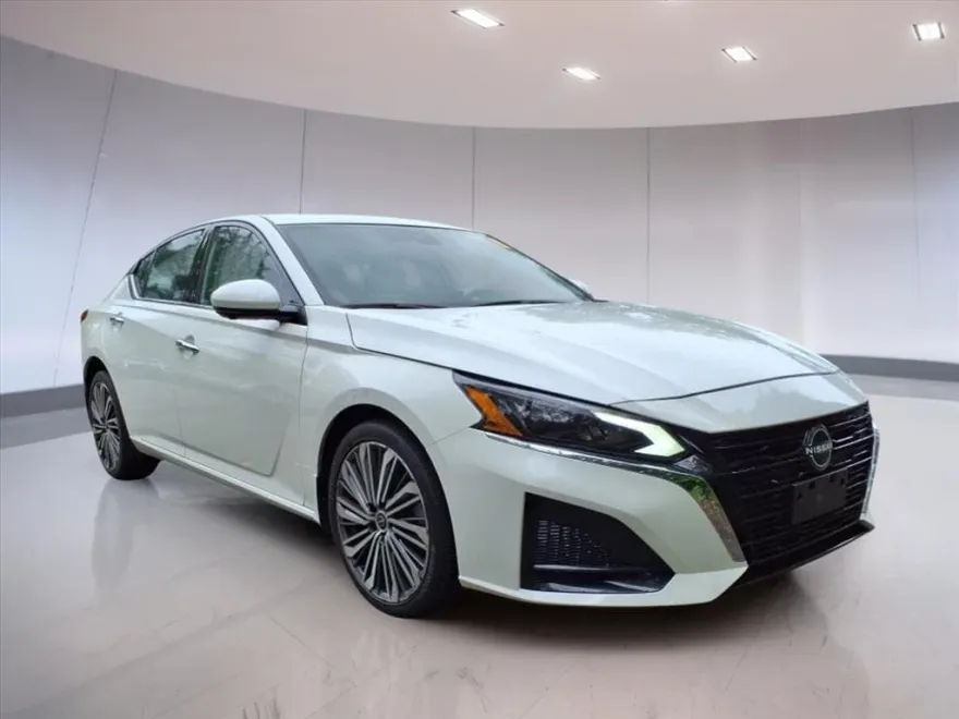 2023 Nissan Altima SL photo 1