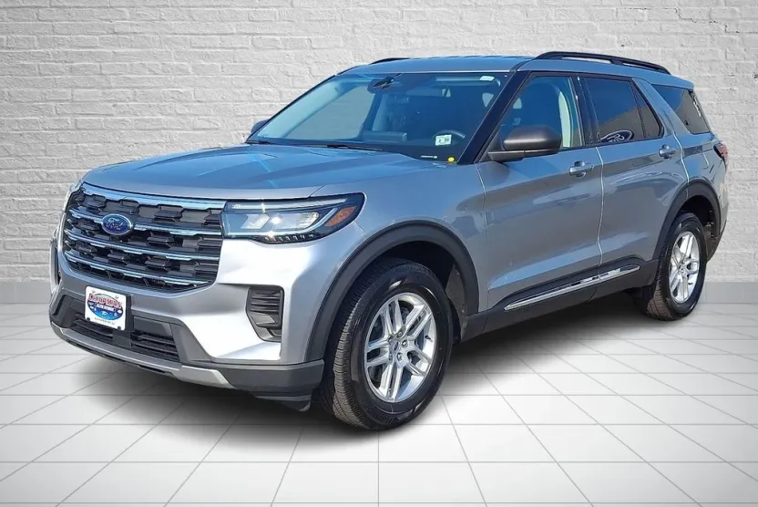 2025 Ford Explorer photo 1