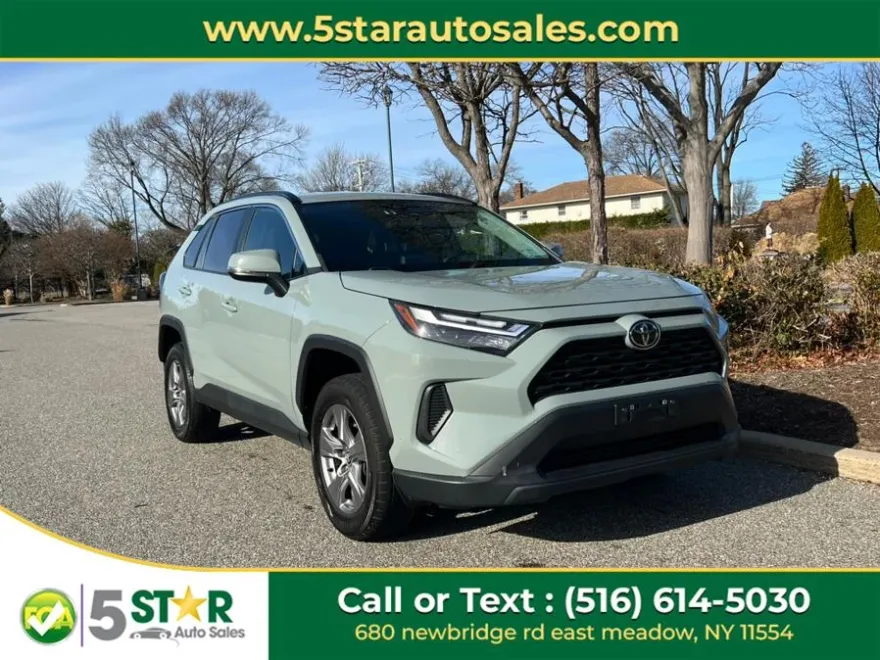 2022 Toyota RAV4 XLE photo 1