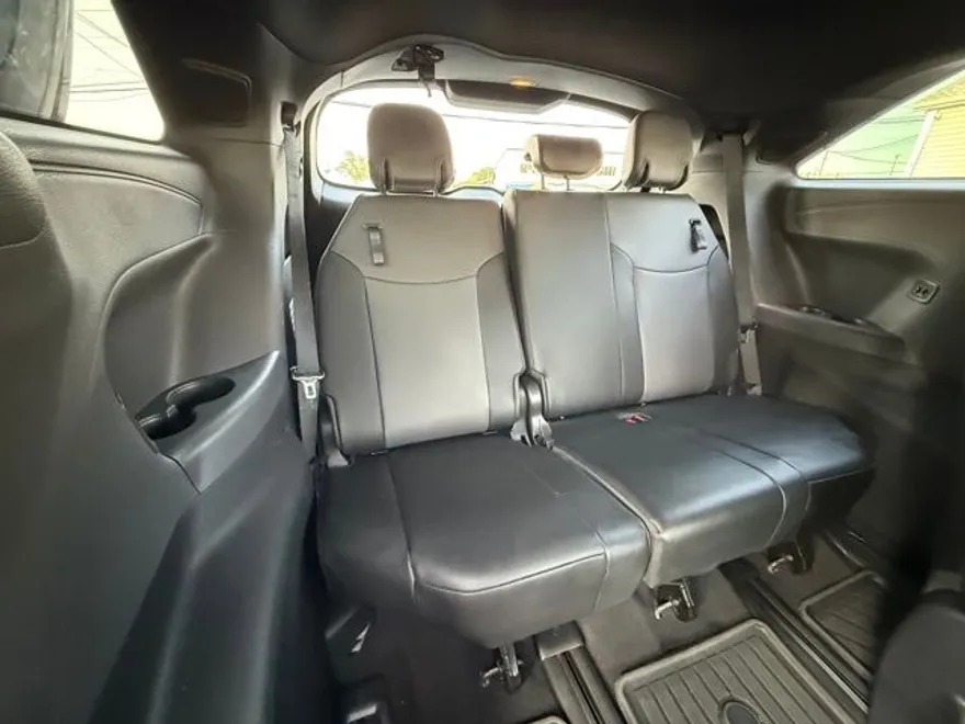2022 Toyota Sienna XSE photo 25