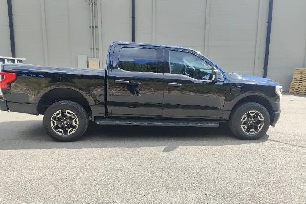 2022 Ford F-150 Lightning XLT photo 1