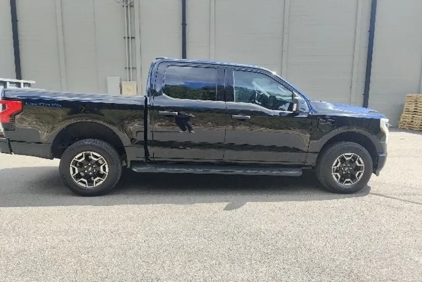 2022 Ford F-150 Lightning XLT photo 1