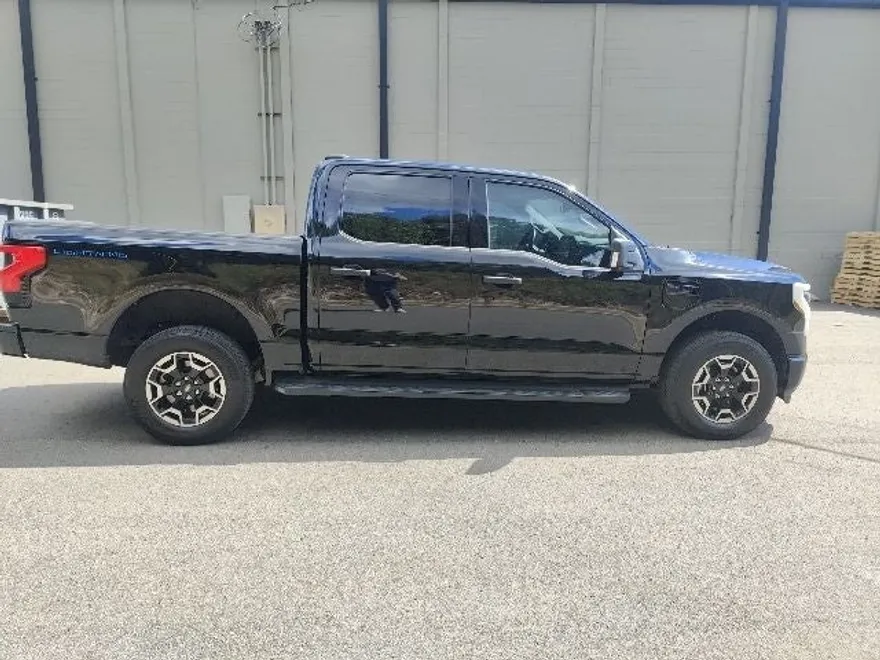 2022 Ford F-150 Lightning XLT photo 1