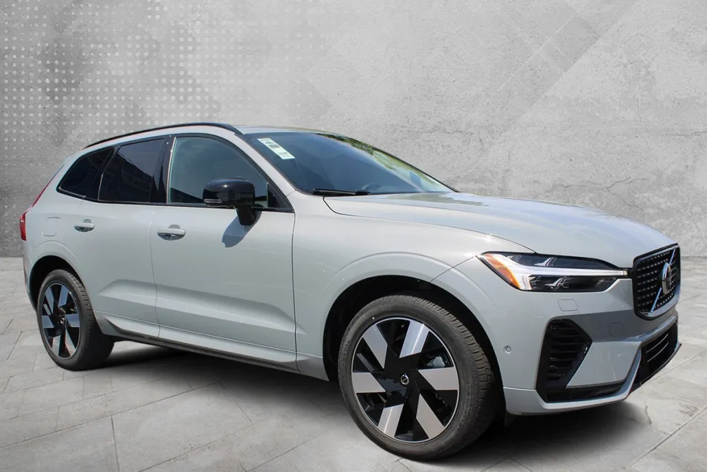 2025 Volvo XC60 Hybrid Plus photo 1