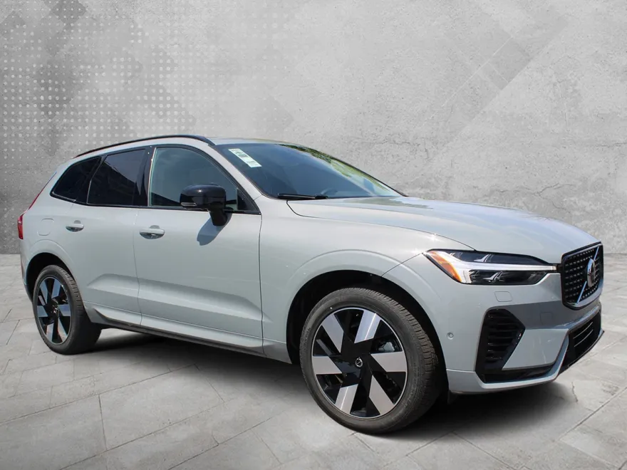 2025 Volvo XC60 Hybrid Plus photo 1