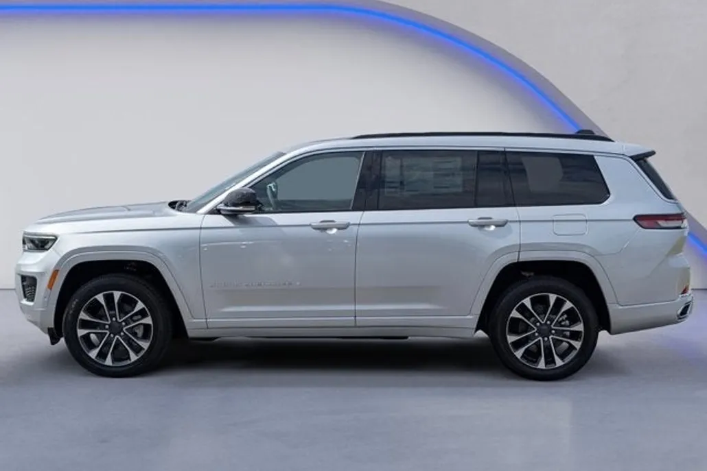2025 Jeep Grand Cherokee Overland photo 1