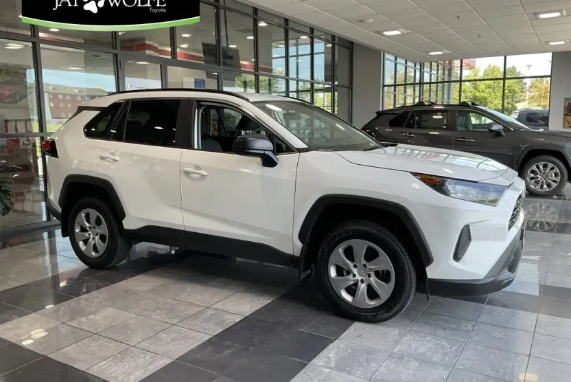 2021 Toyota RAV4 LE photo 1