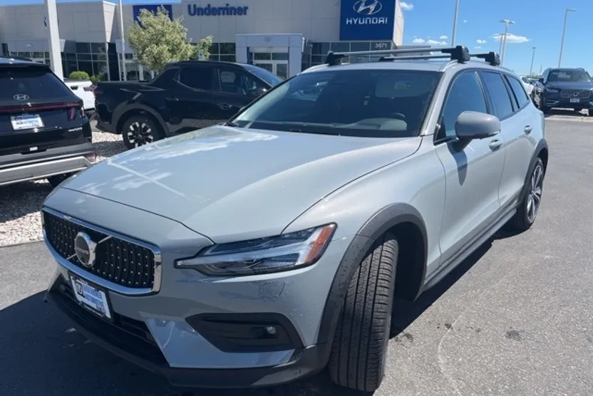 2025 Volvo V60 Cross Country B5 Plus photo 1