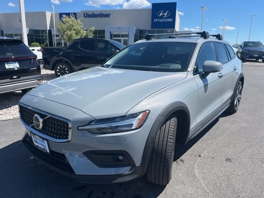 2025 Volvo V60 Cross Country B5 Plus photo 1