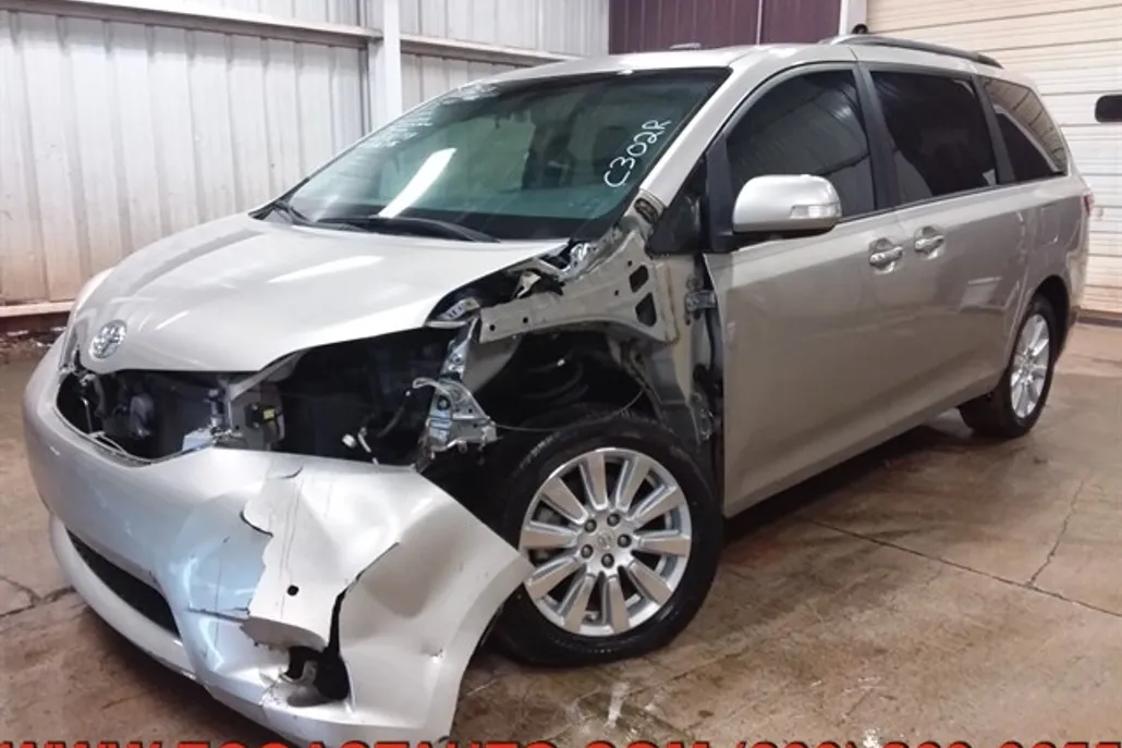 2017 Toyota Sienna XLE photo 1