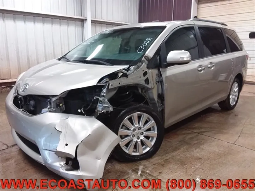 2017 Toyota Sienna XLE photo 1