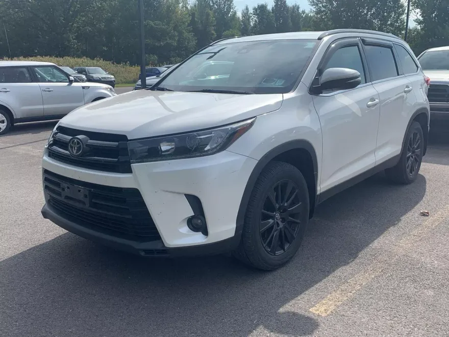 2019 Toyota Highlander SE photo 1