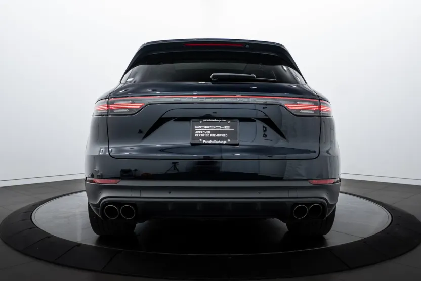 2022 Porsche Cayenne S photo 1
