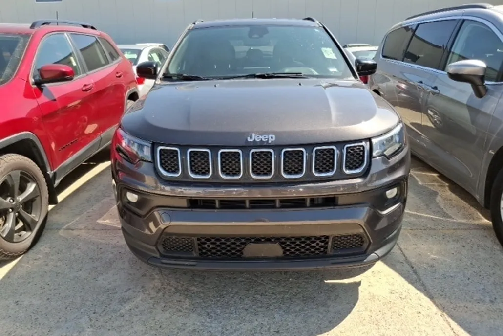 2024 Jeep Compass Latitude photo 1