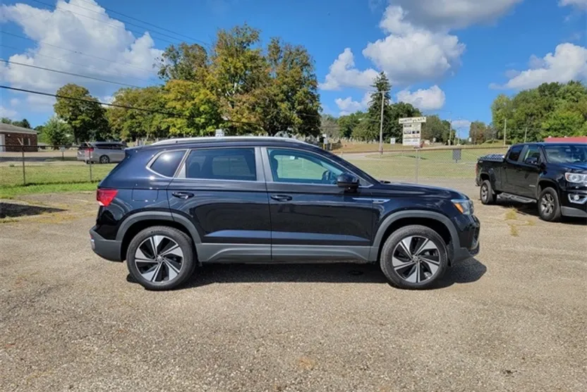 2024 Volkswagen Taos SE photo 1