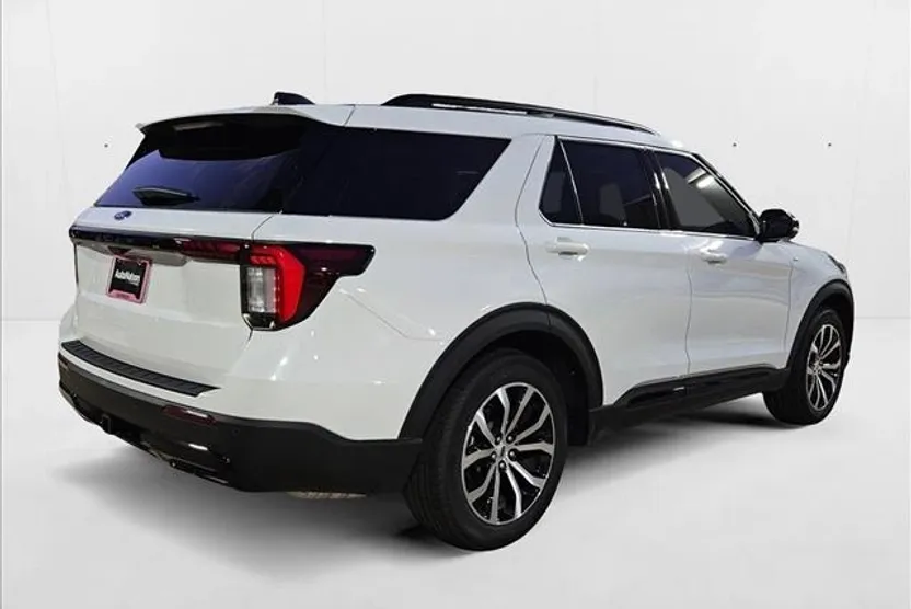 2025 Ford Explorer ST-Line photo 1