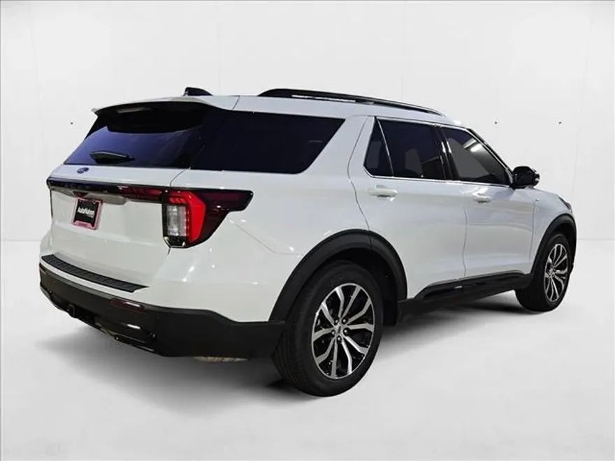 2025 Ford Explorer ST-Line photo 1