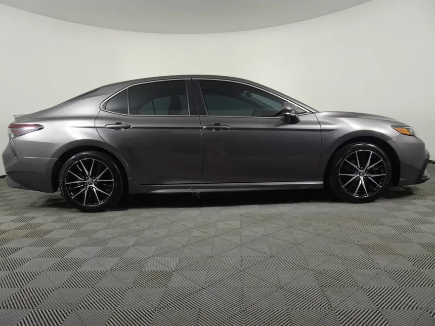 2022 Toyota Camry SE photo 1