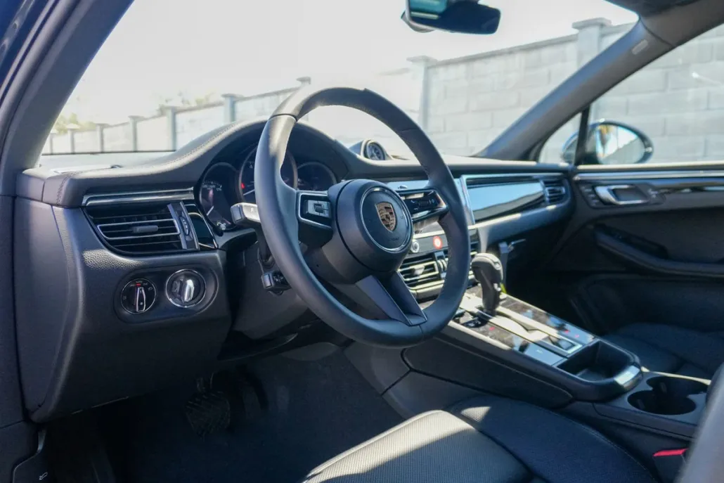 2025 Porsche Macan T photo 1