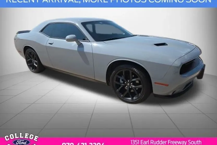 2022 Dodge Challenger SXT photo 1