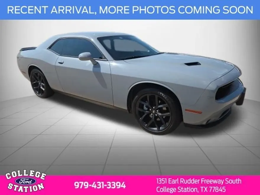 2022 Dodge Challenger SXT photo 1