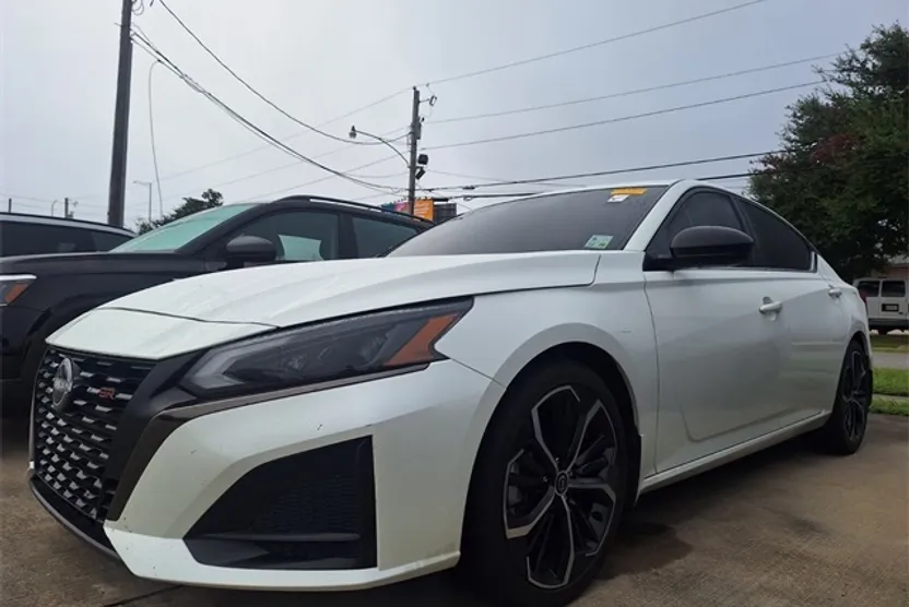 2023 Nissan Altima 2.5 SR photo 1