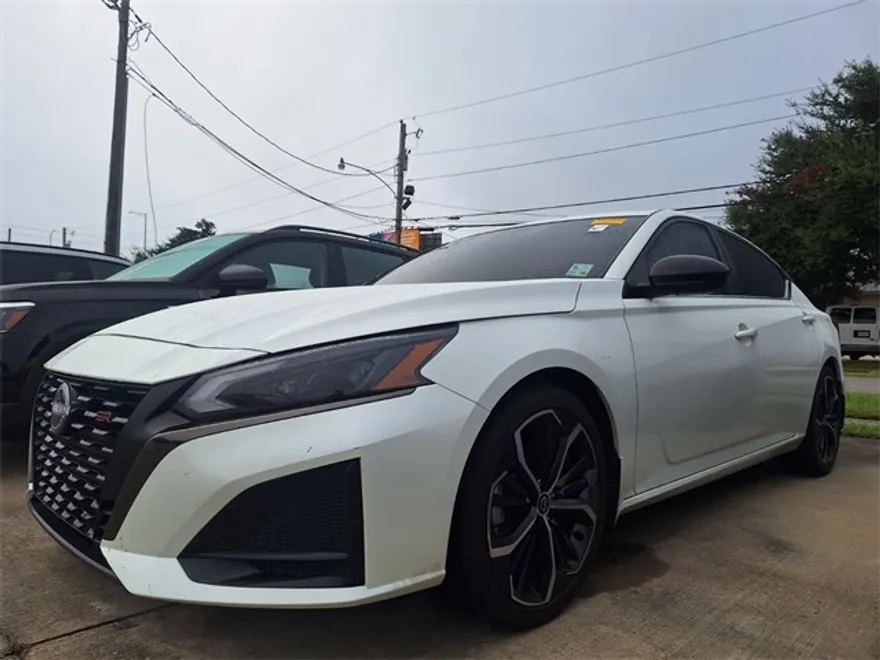 2023 Nissan Altima 2.5 SR photo 1