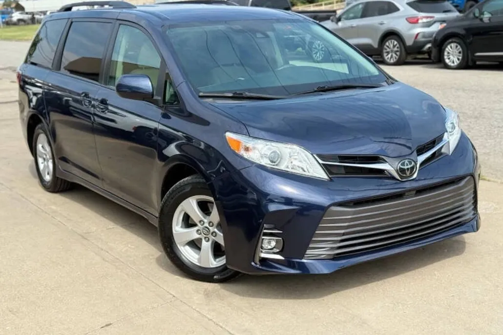 2020 Toyota Sienna LE photo 1