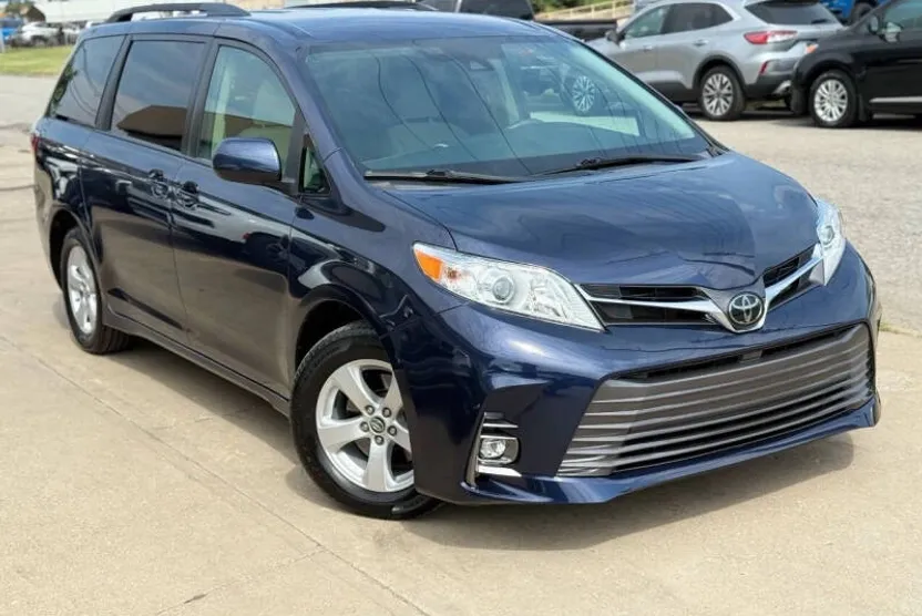 2020 Toyota Sienna LE photo 1
