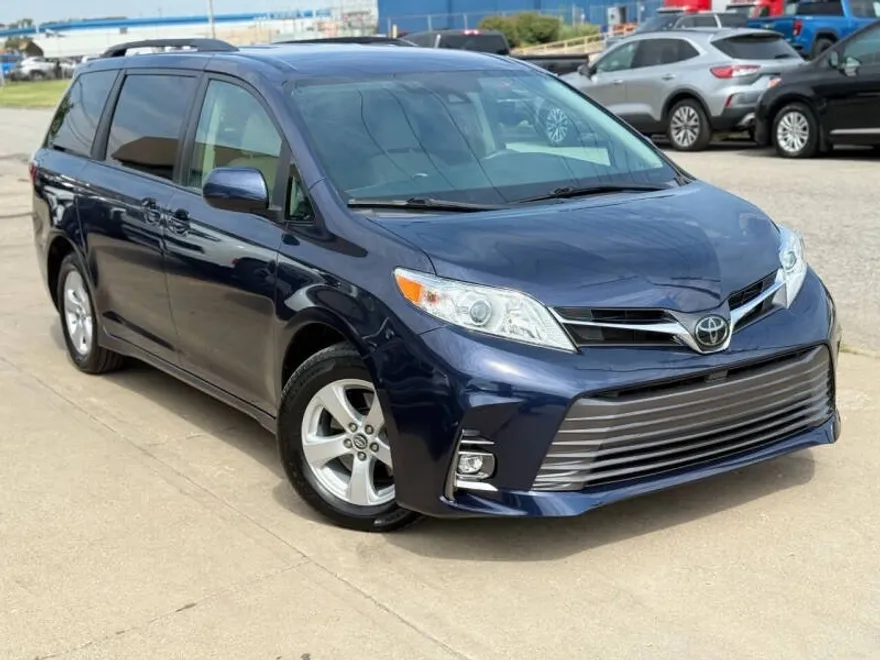 2020 Toyota Sienna LE photo 1