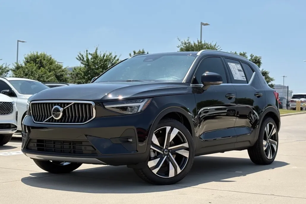2025 Volvo XC40 Plus photo 1