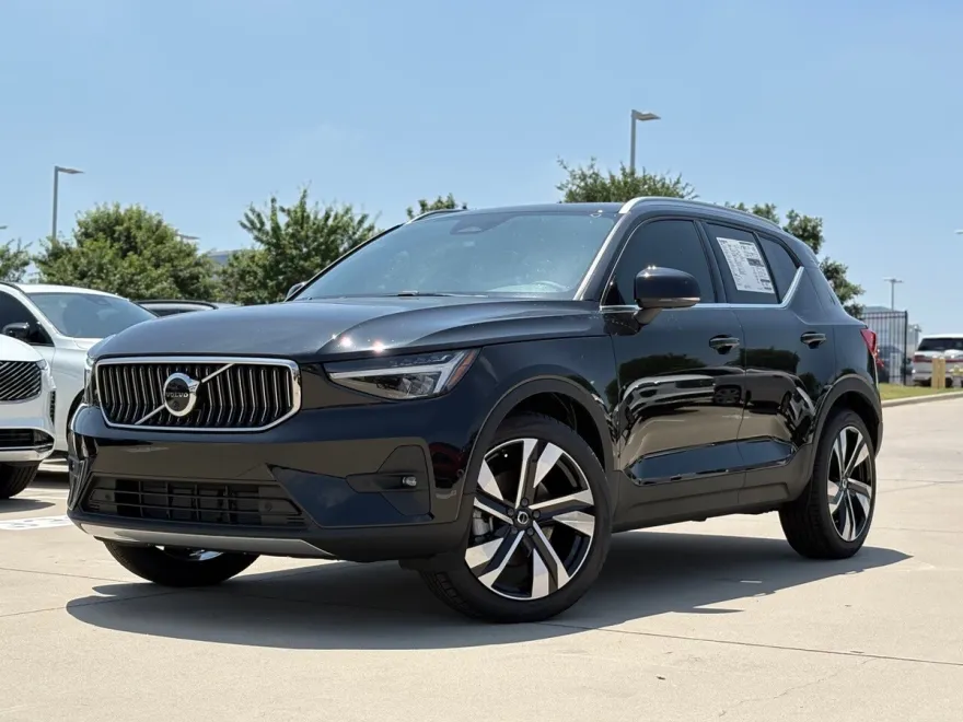2025 Volvo XC40 Plus photo 1