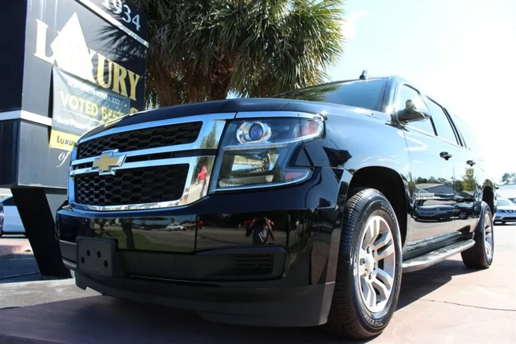 2018 Chevrolet Suburban LT photo 1