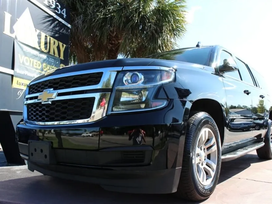2018 Chevrolet Suburban LT photo 1