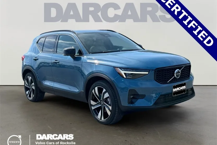 2025 Volvo XC40 photo 1