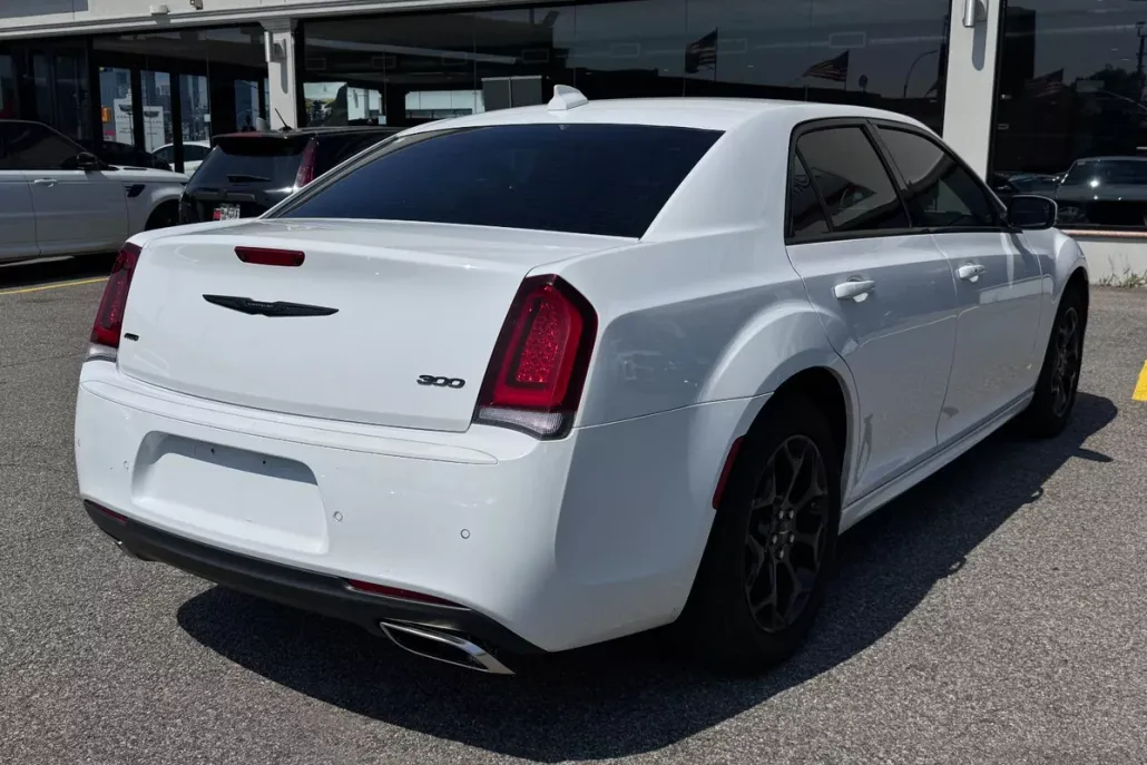 2022 Chrysler 300 Touring L photo 1